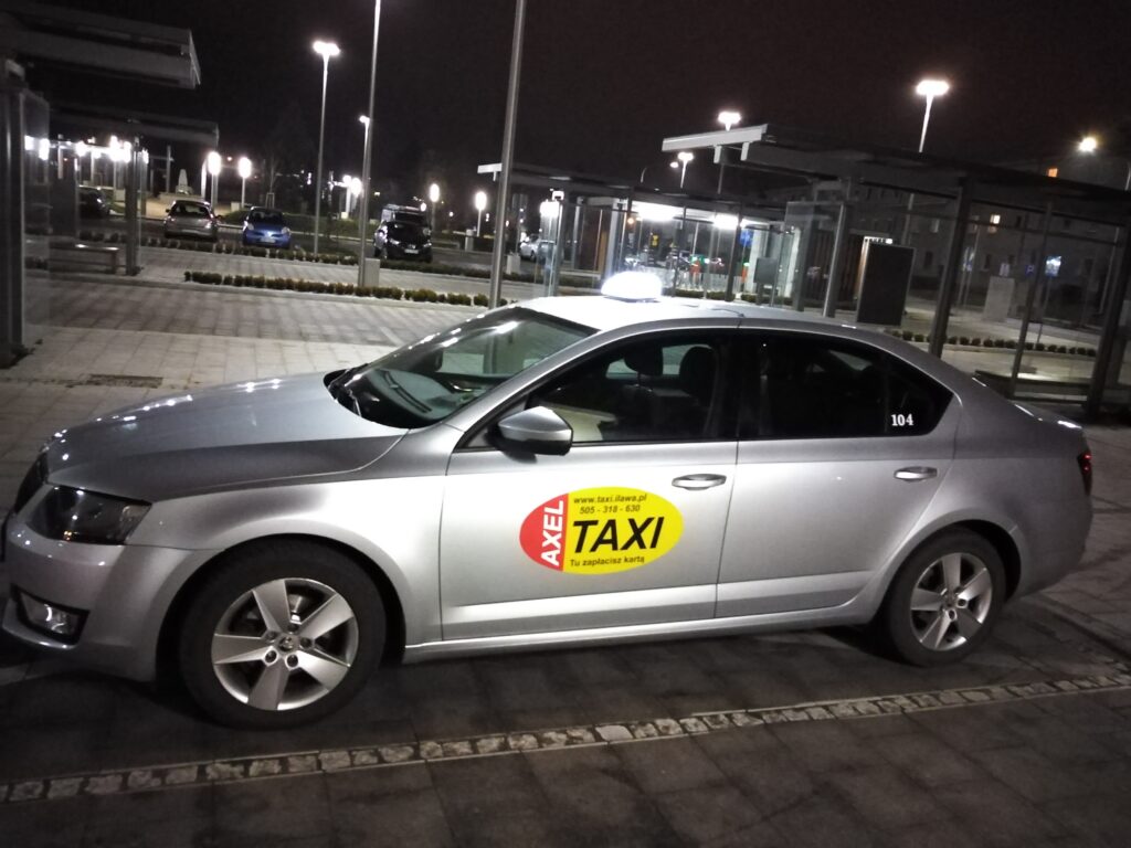 nocna taksówka Iława srebrna Skoda Octavia taxi 24h nad jeziorem